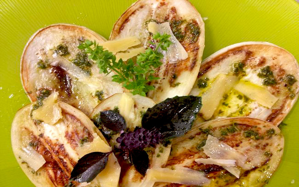 Ecological white eggplant with cheese DOP Mahon and basil