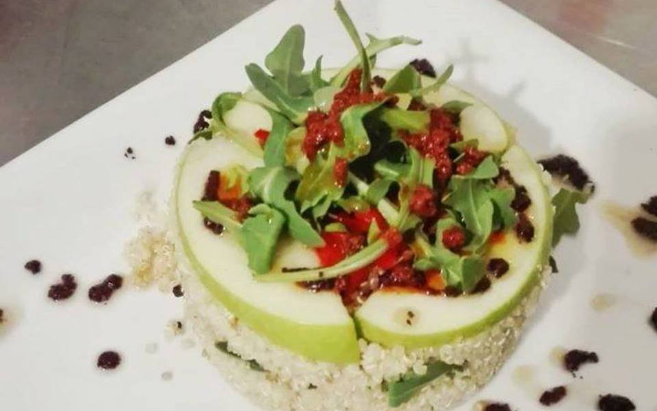 Ensalada de quinoa con espinaca fresca, manzana y pesto rojo